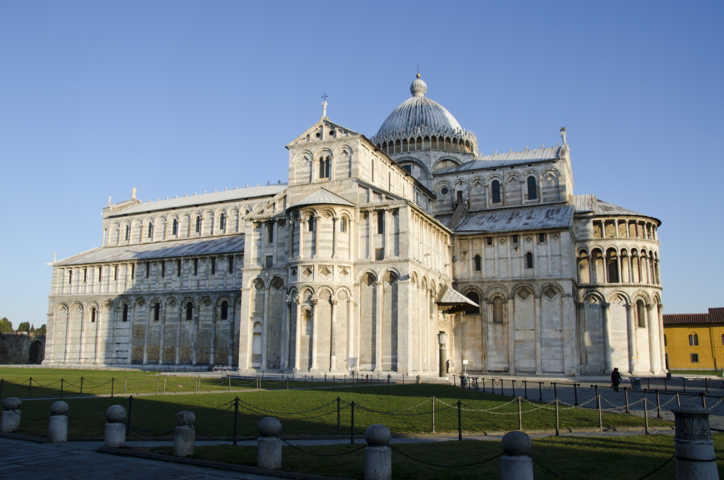 Italia 09 - Pisa - plaza del Milagro - catedral.jpg
